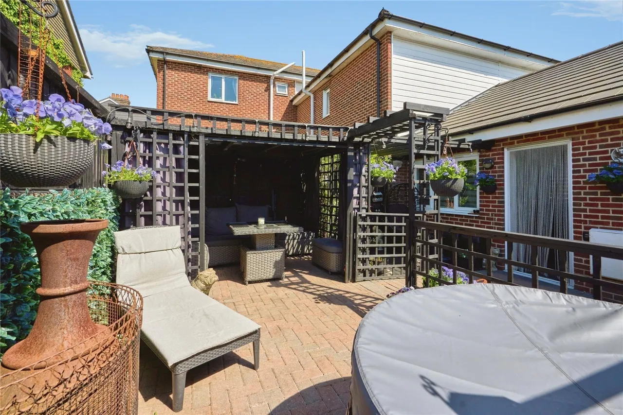 2 bed house for sale, Robin Hood Street, Newport, PO30
