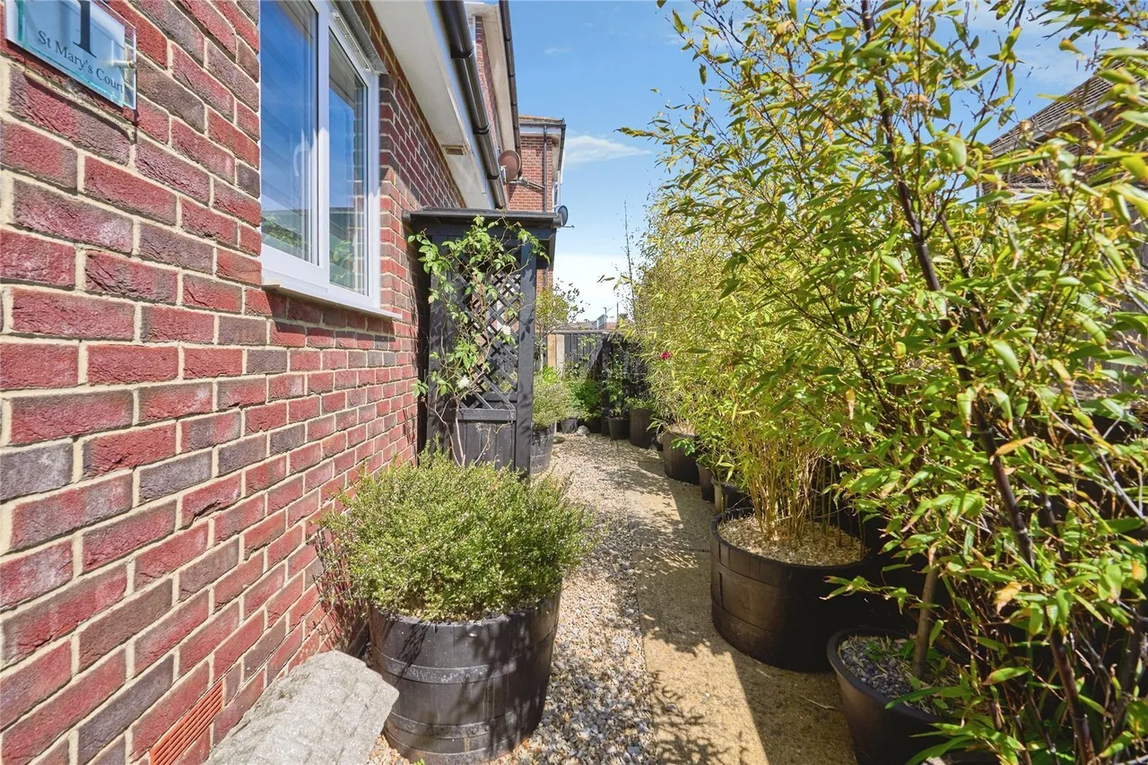 Robin Hood Street, Newport, PO30, photo 8