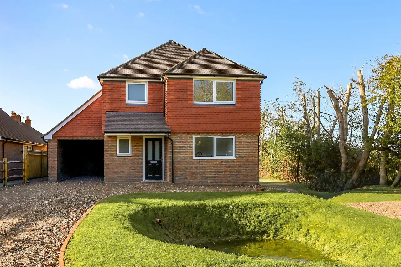 4 bed house for sale, New Road, Hellingly, BN27