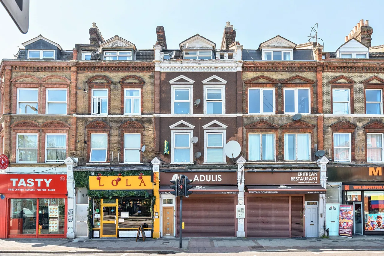 3 bed flat to rent — Flat 2, 46 Brixton Road, London