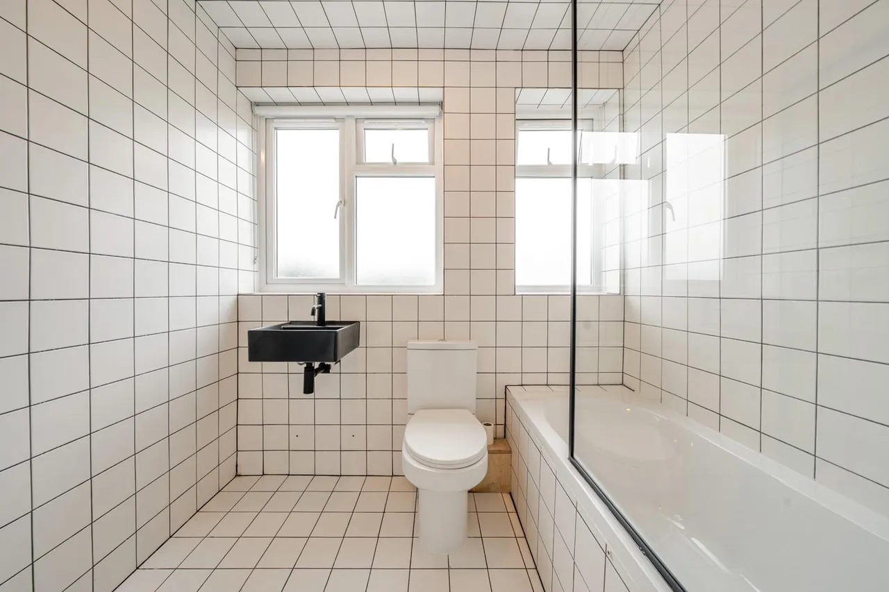 Iona Close, SE6, photo 13