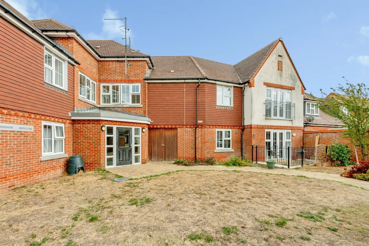 1 bed flat for sale — Maple Close, Horley