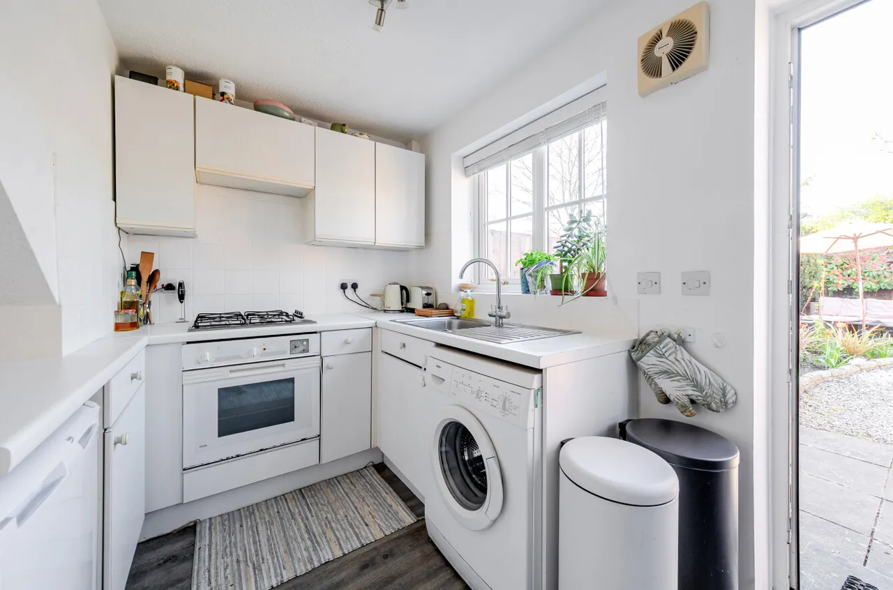Lucas Green Road, West End, Woking, Surrey, GU24 9LU, photo 5