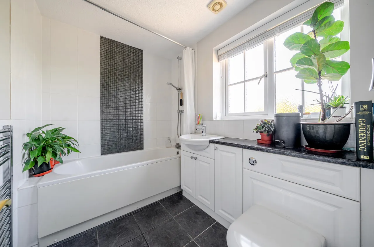 Lucas Green Road, West End, Woking, Surrey, GU24 9LU, photo 7