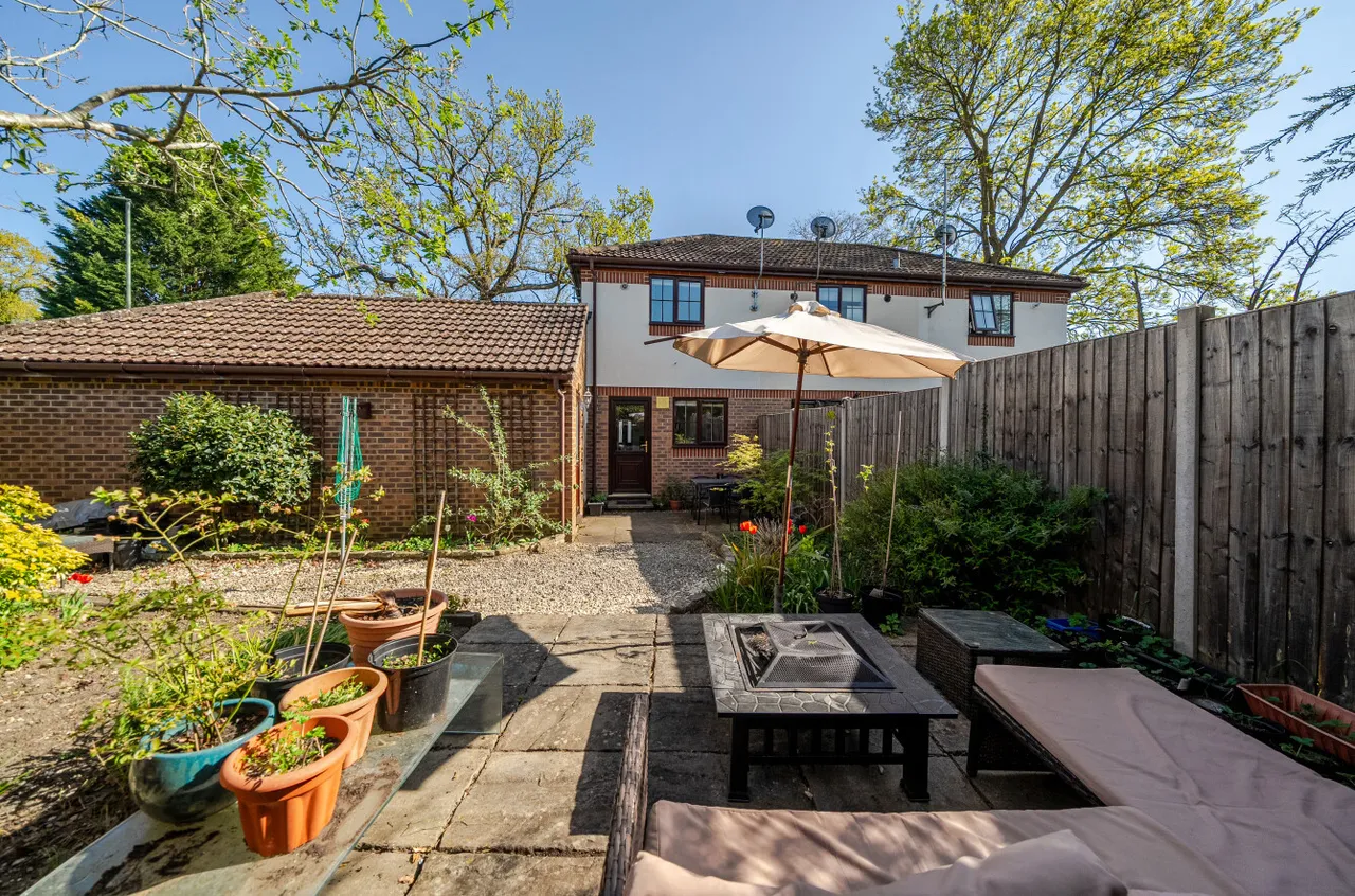 Lucas Green Road, West End, Woking, Surrey, GU24 9LU, photo 10
