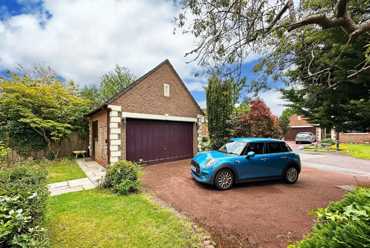 Bishops Close, Bowdon, Cheshire WA14 3NB, photo 33