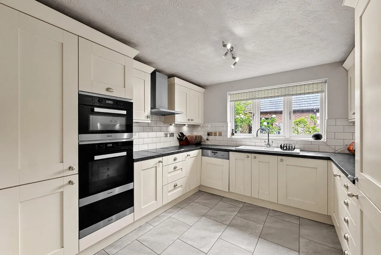 Bishops Close, Bowdon, Cheshire WA14 3NB, photo 4