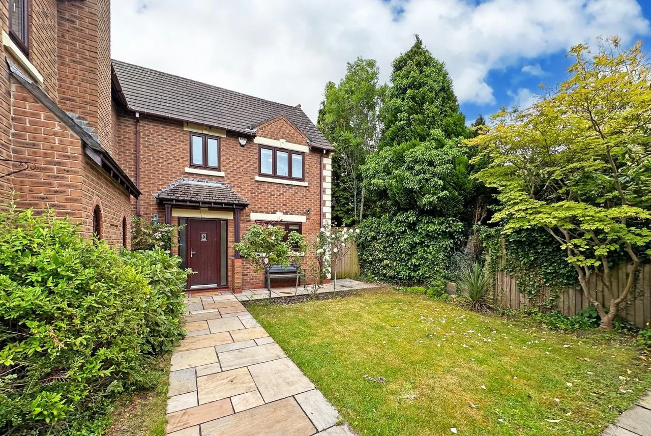 Bishops Close, Bowdon, Cheshire WA14 3NB, photo 32