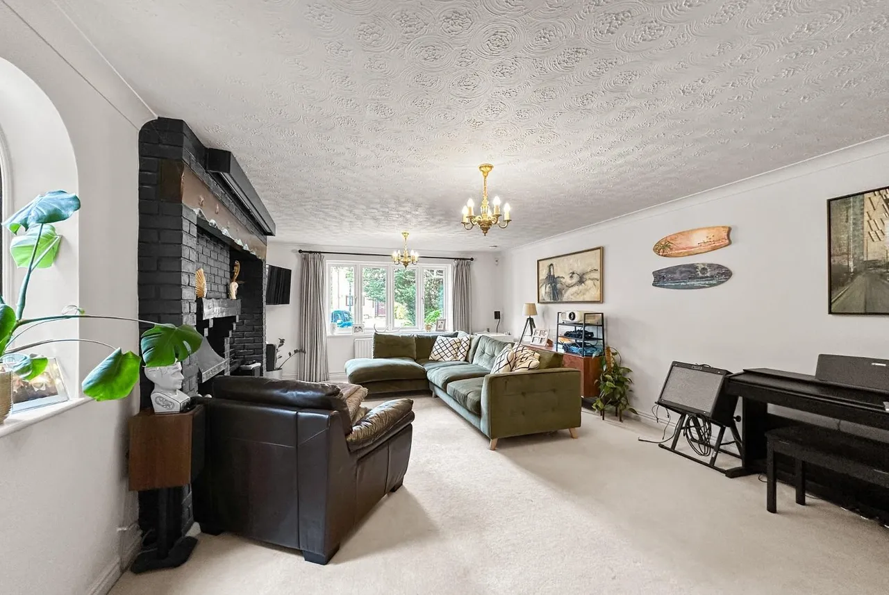 Bishops Close, Bowdon, Cheshire WA14 3NB, photo 2
