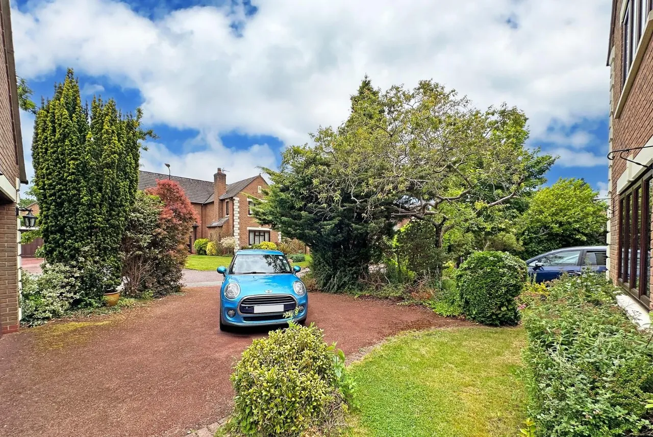 Bishops Close, Bowdon, Cheshire WA14 3NB, photo 34
