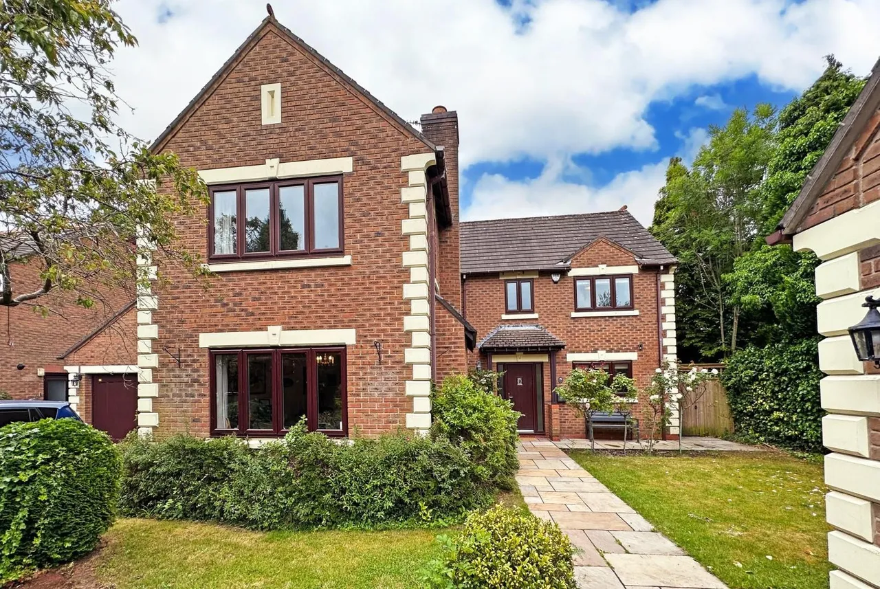 Bishops Close, Bowdon, Cheshire WA14 3NB, photo 35