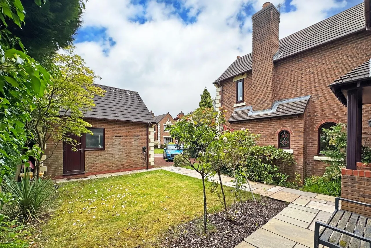 Bishops Close, Bowdon, Cheshire WA14 3NB, photo 31