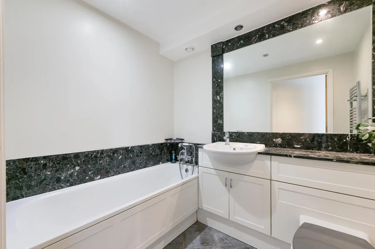 High Street, TW8, photo 10