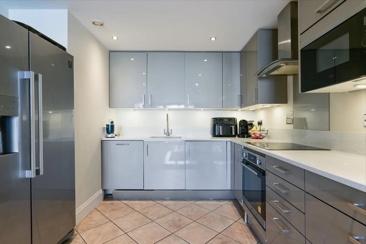 High Street, TW8, photo 7
