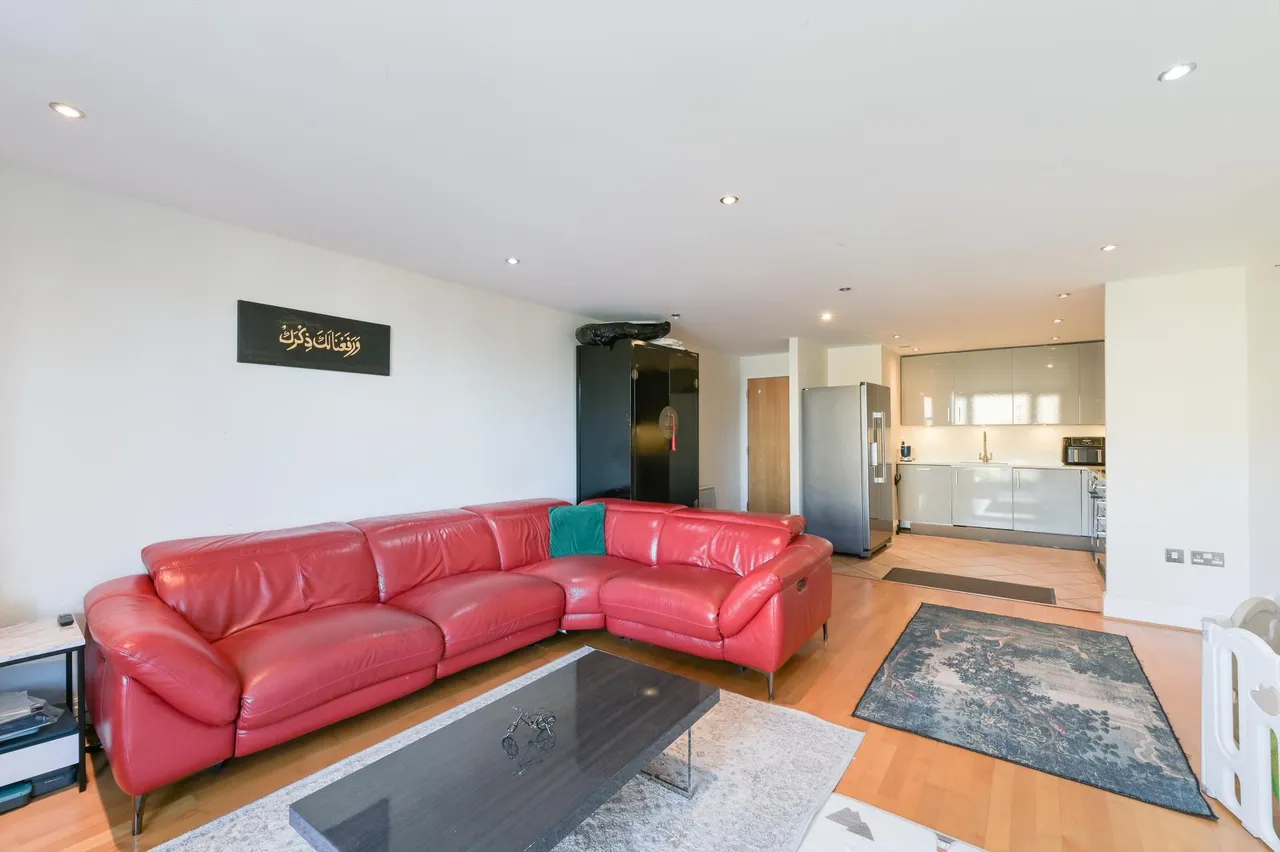 High Street, TW8, photo 6