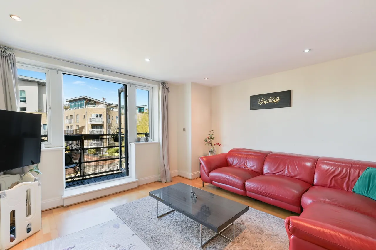 High Street, TW8, photo 5