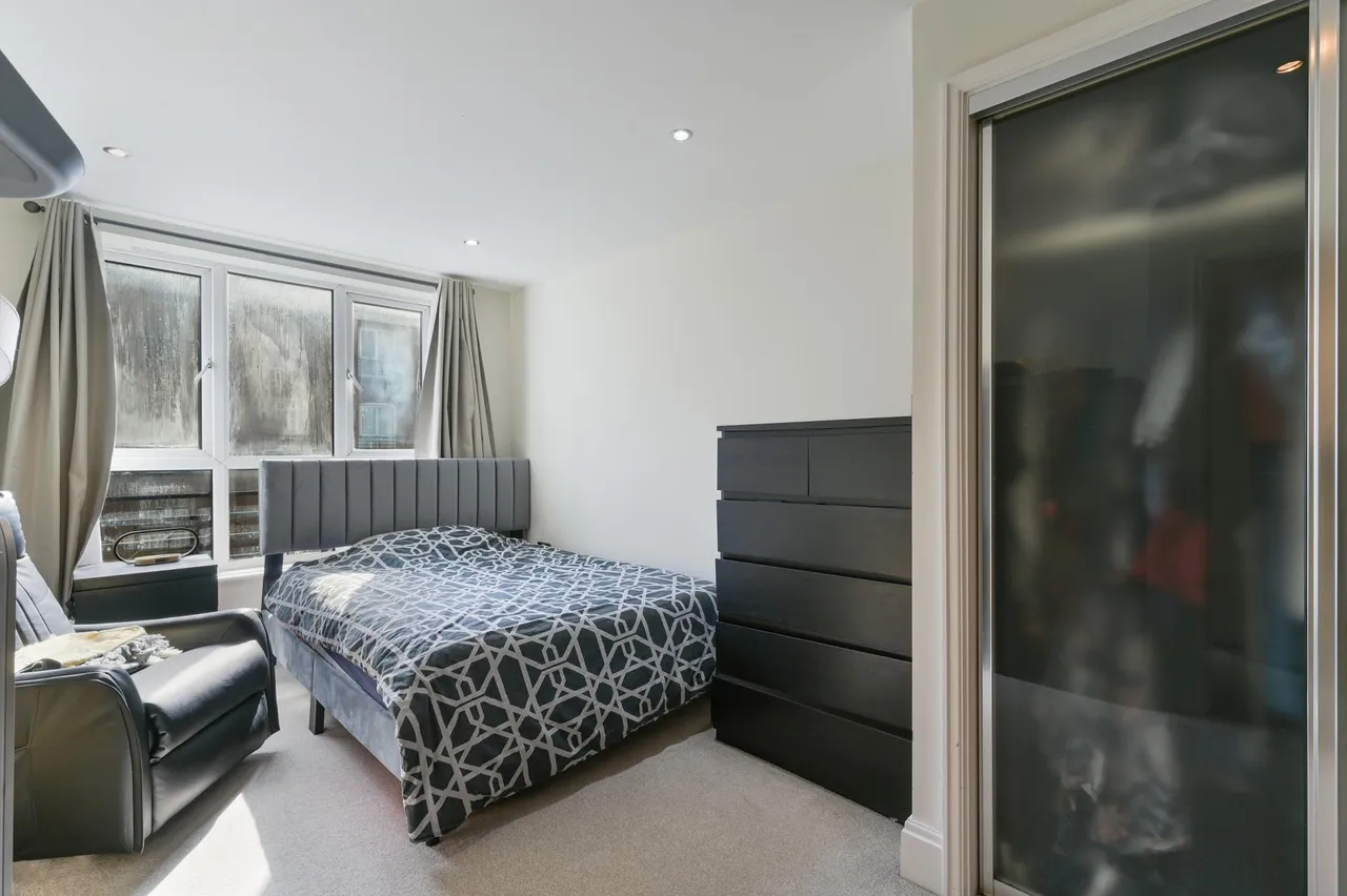 High Street, TW8, photo 8