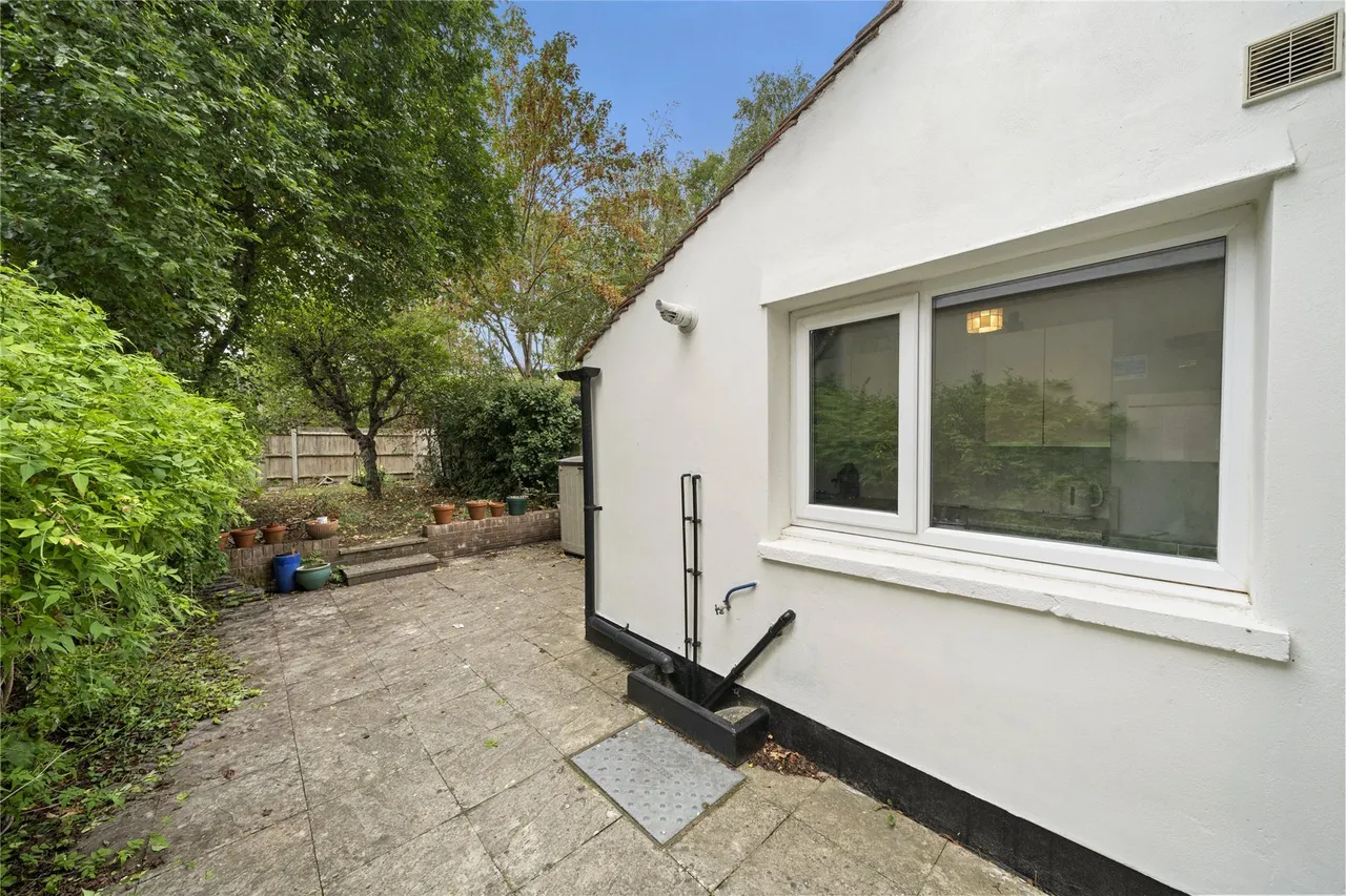 Douglas Road, Esher, Surrey, KT10, photo 11