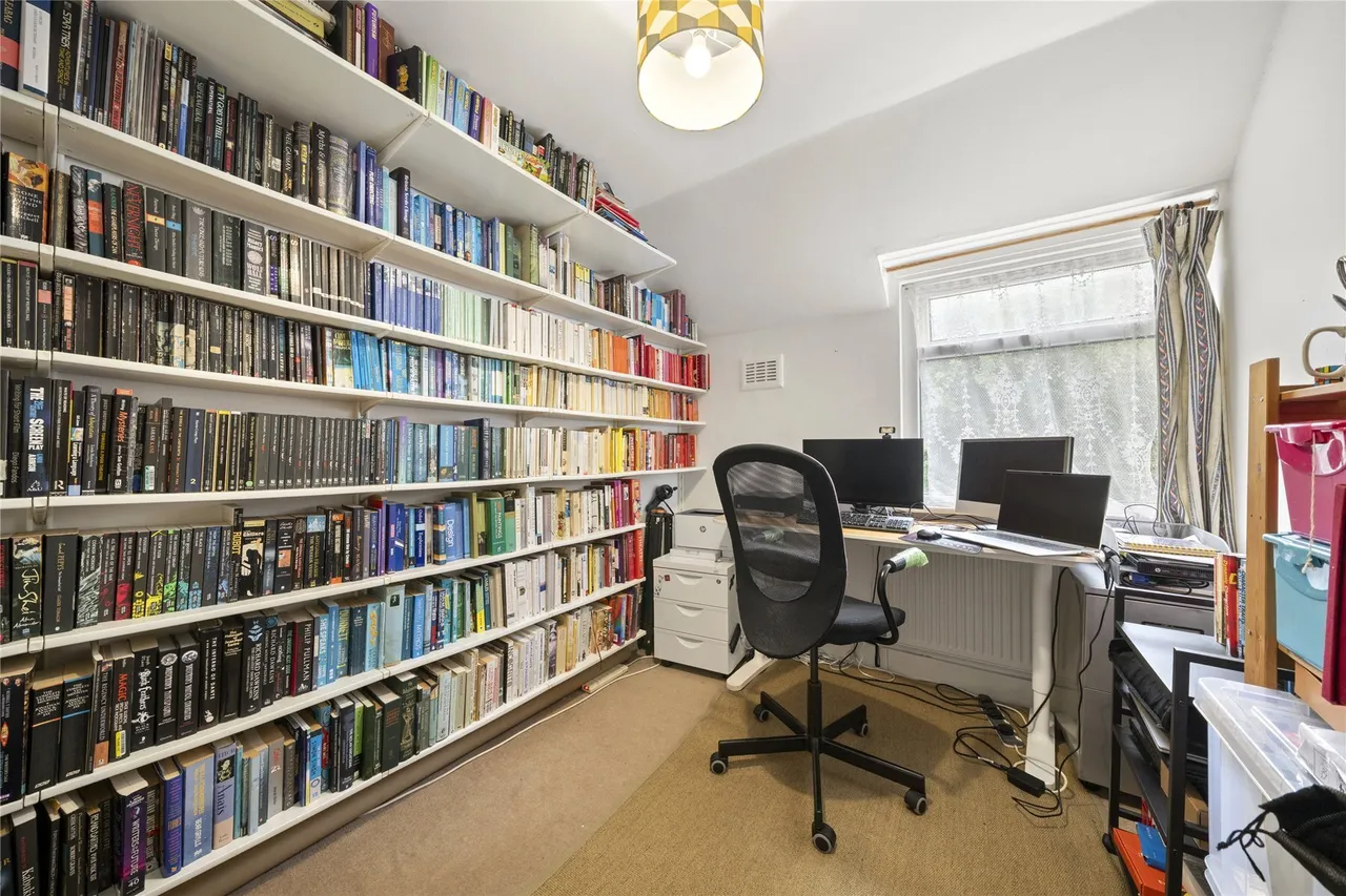 Douglas Road, Esher, Surrey, KT10, photo 8
