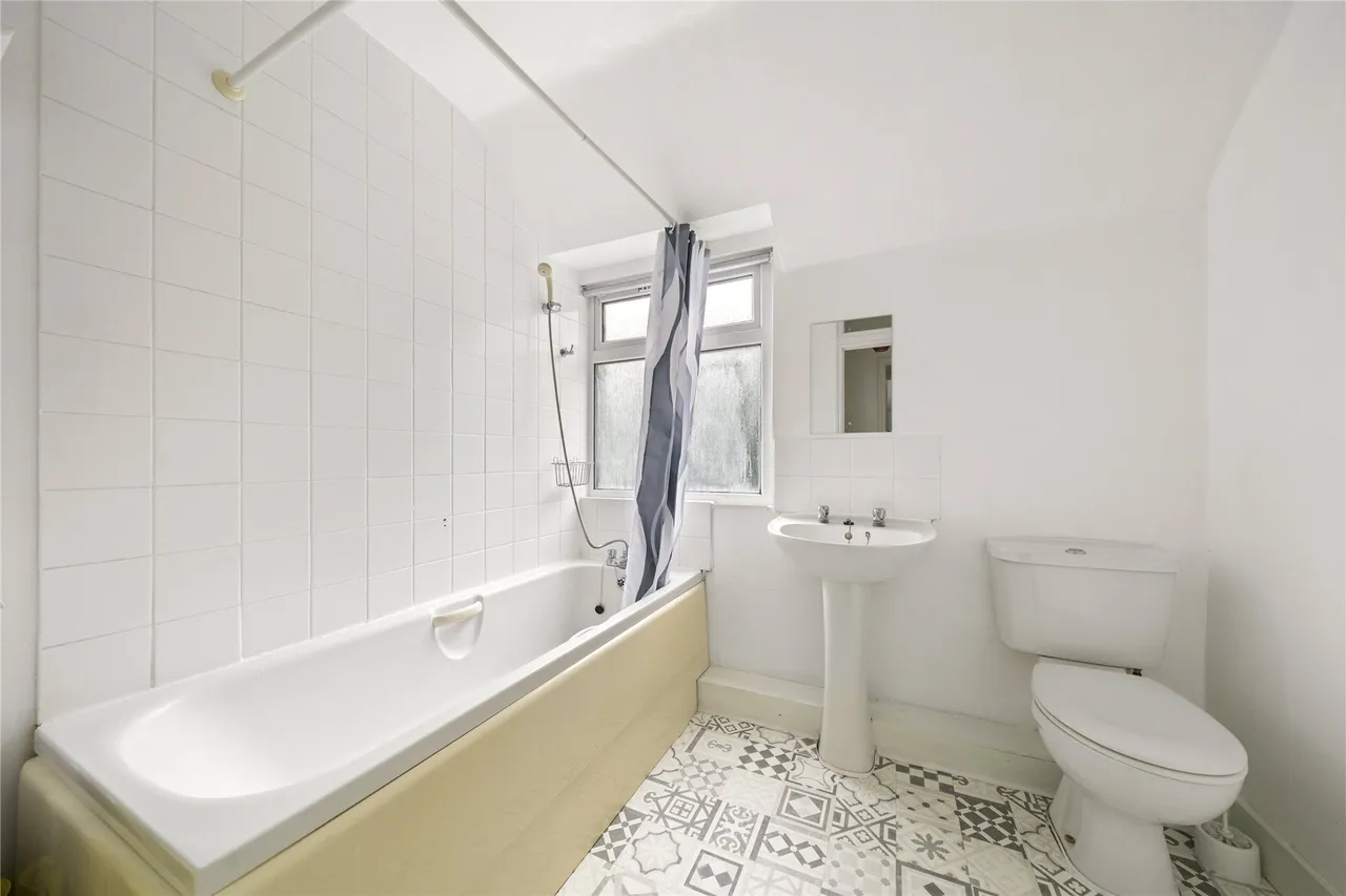 Douglas Road, Esher, Surrey, KT10, photo 9
