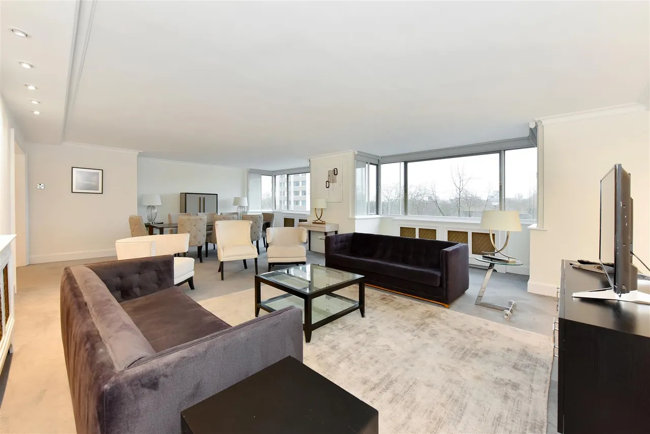 3 bed property for sale, Knightsbridge Apartment With Views Southlodge, SW7