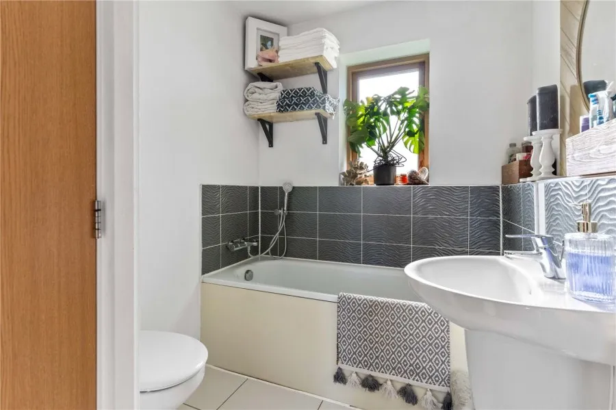 House Under Offer with 3 bedrooms in Newhall, Harlow, CM17, photo 5