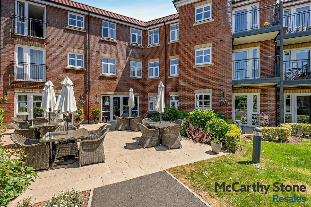 2 bed flat for sale, Pinewood Gardens, Tunbridge Wells, TN4