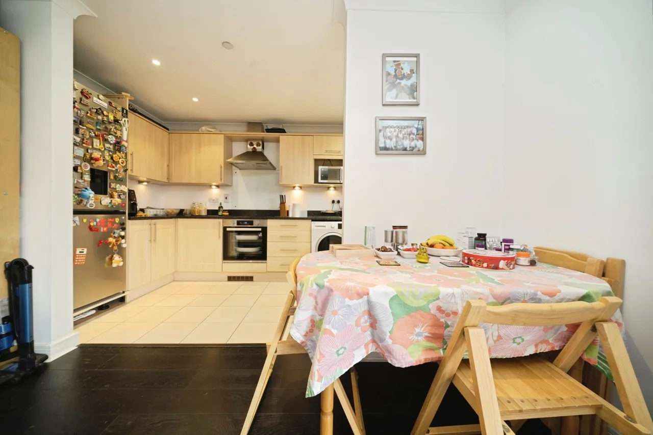 Leret Way, Leatherhead, KT22, photo 4
