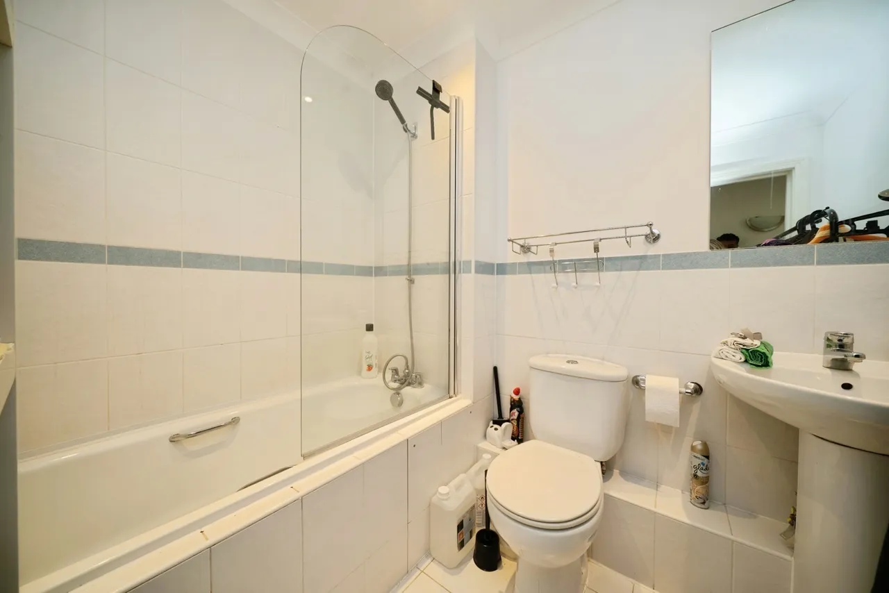 Leret Way, Leatherhead, KT22, photo 6