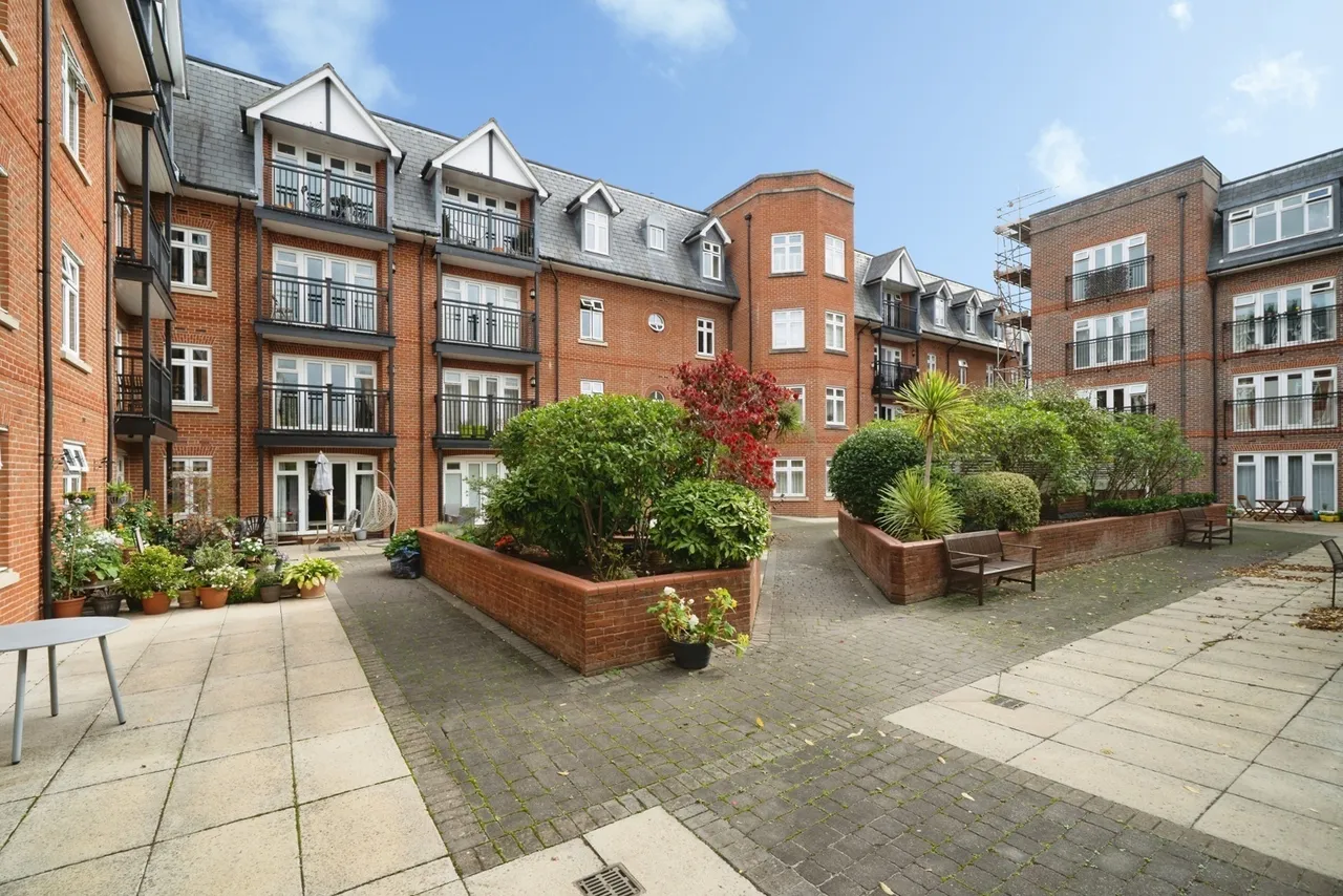 2 bed flat for sale, Leret Way, Leatherhead, KT22