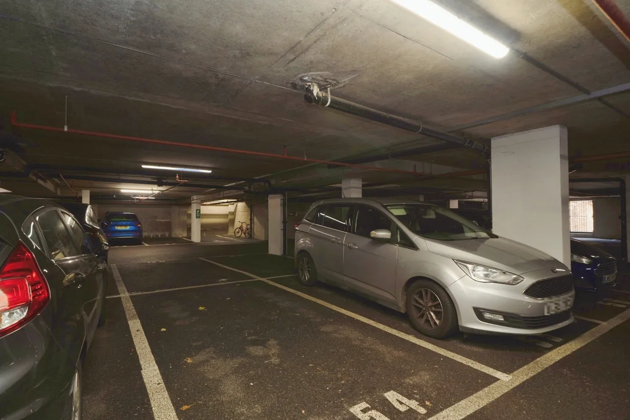 Leret Way, Leatherhead, KT22, photo 13