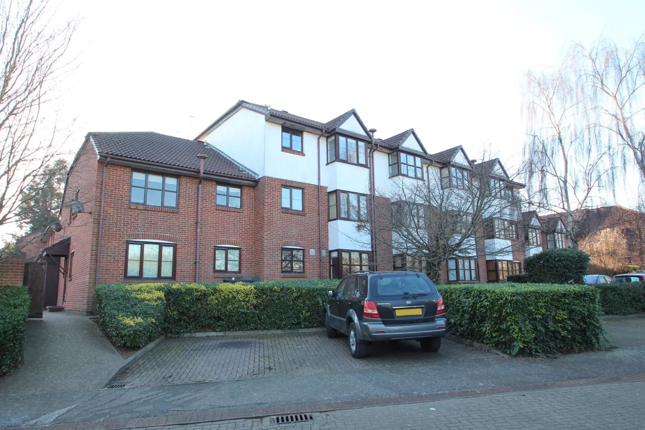 2 bed flat for sale — Swallow Close, Greenhithe