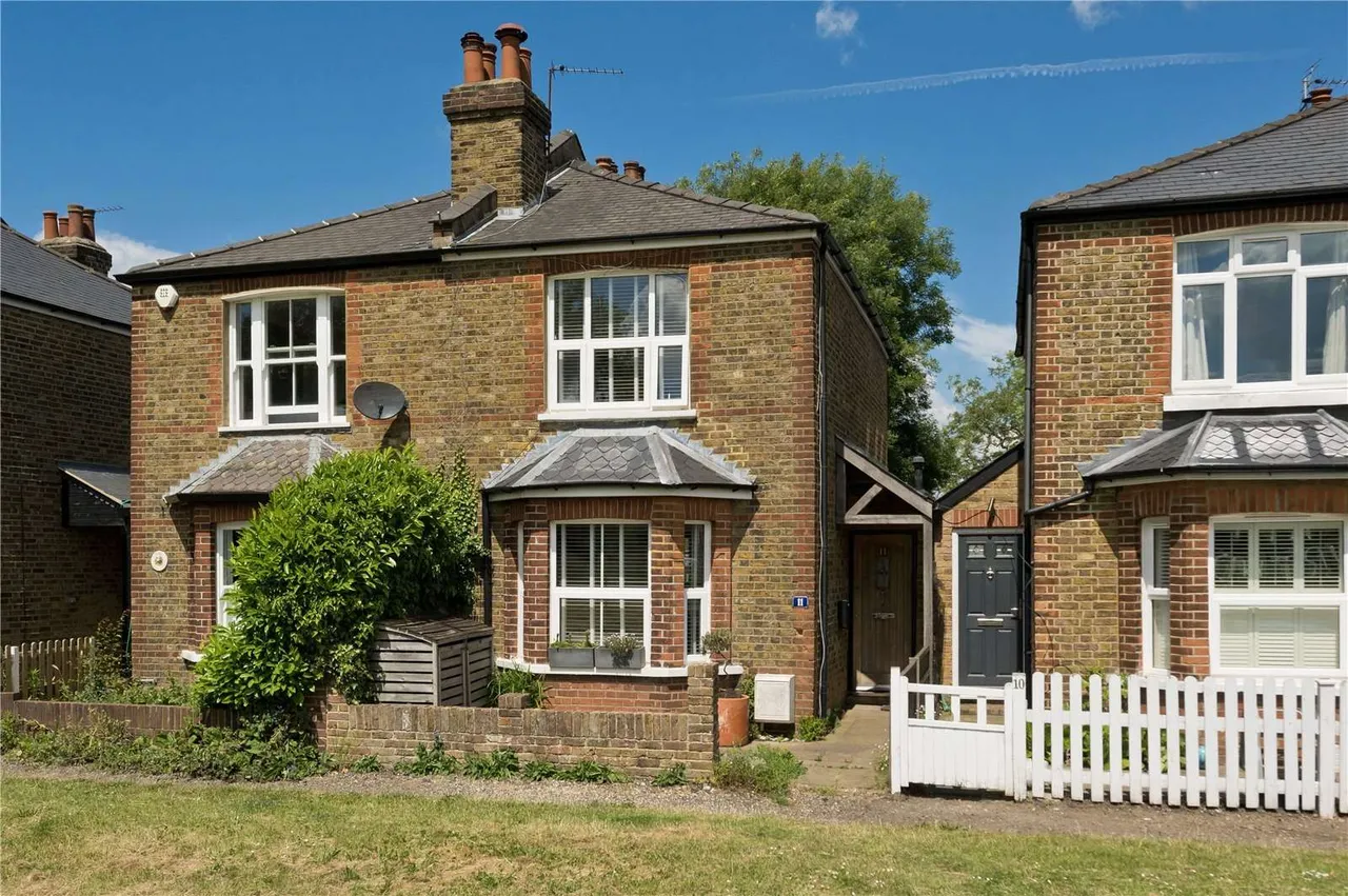 2 bed house for sale — Jubilee Villas, Weston Green Road, Esher, KT10 8JP