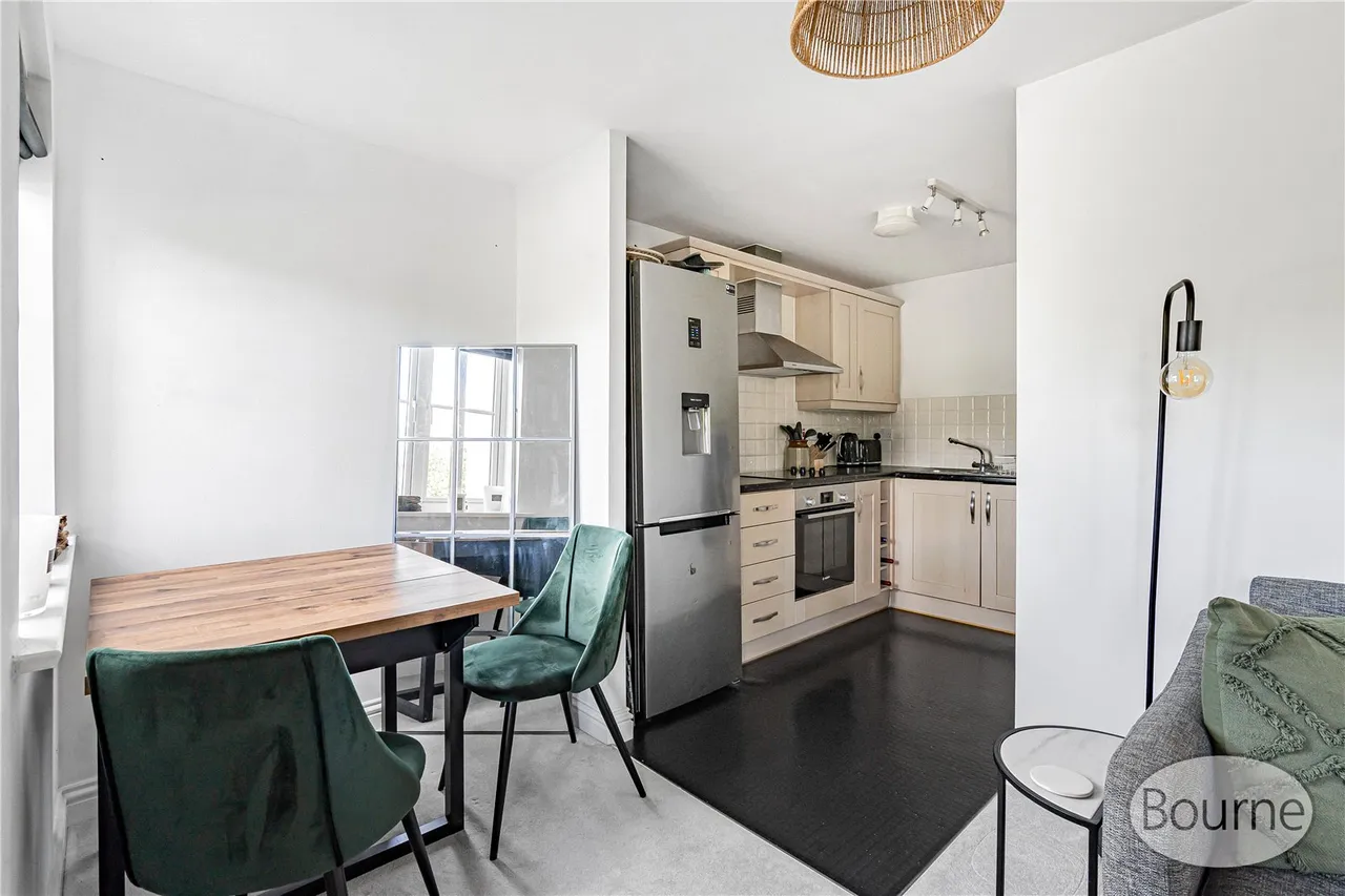 Tudor Way, Knaphill, GU21, photo 2