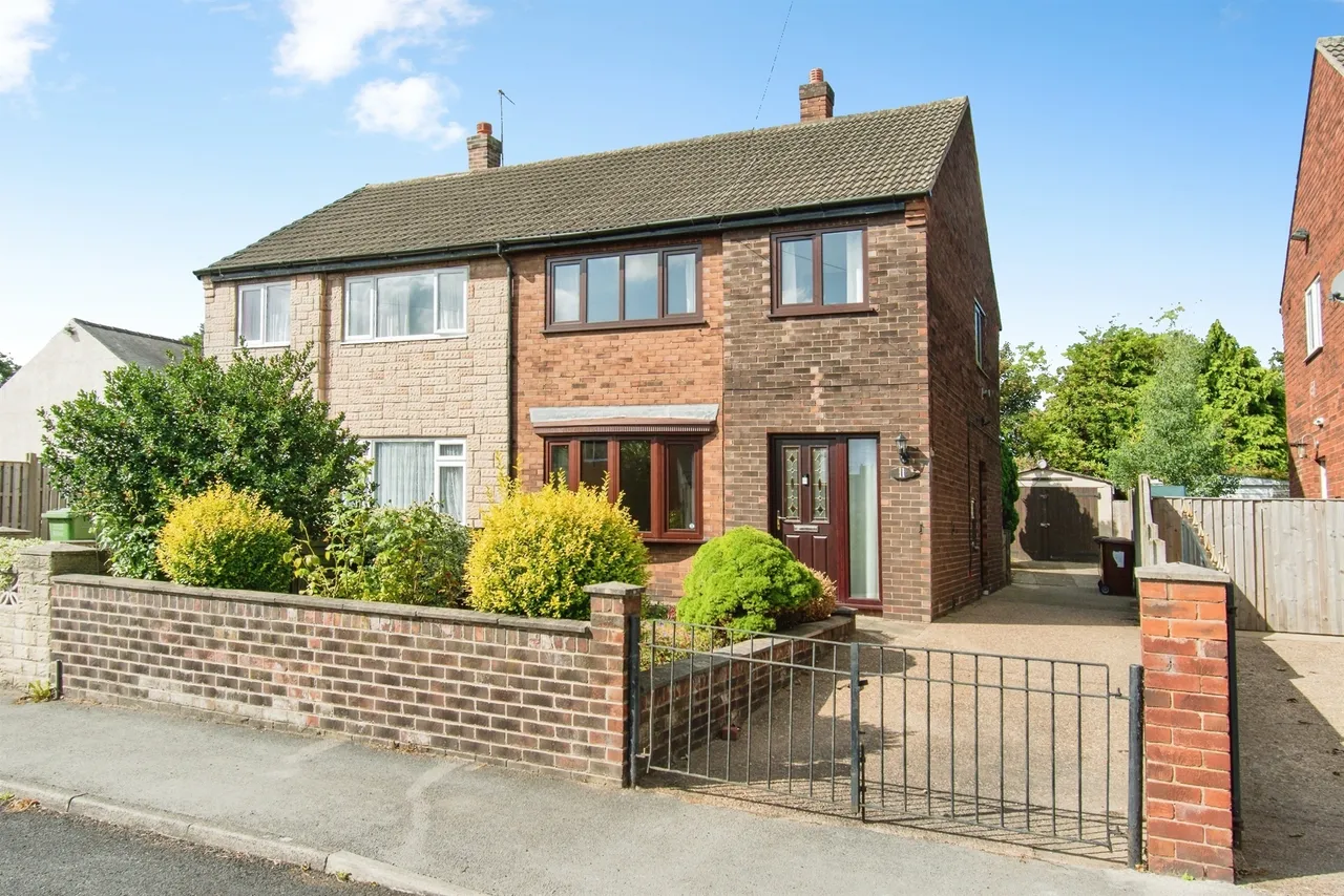 3 bed house for sale — Kings Avenue, Castleford