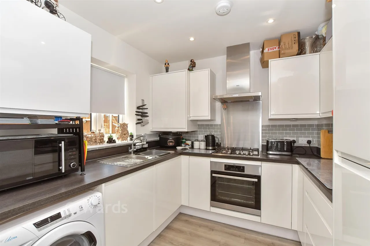 Dumbrell Drive, Paddock Wood, TN12, photo 2