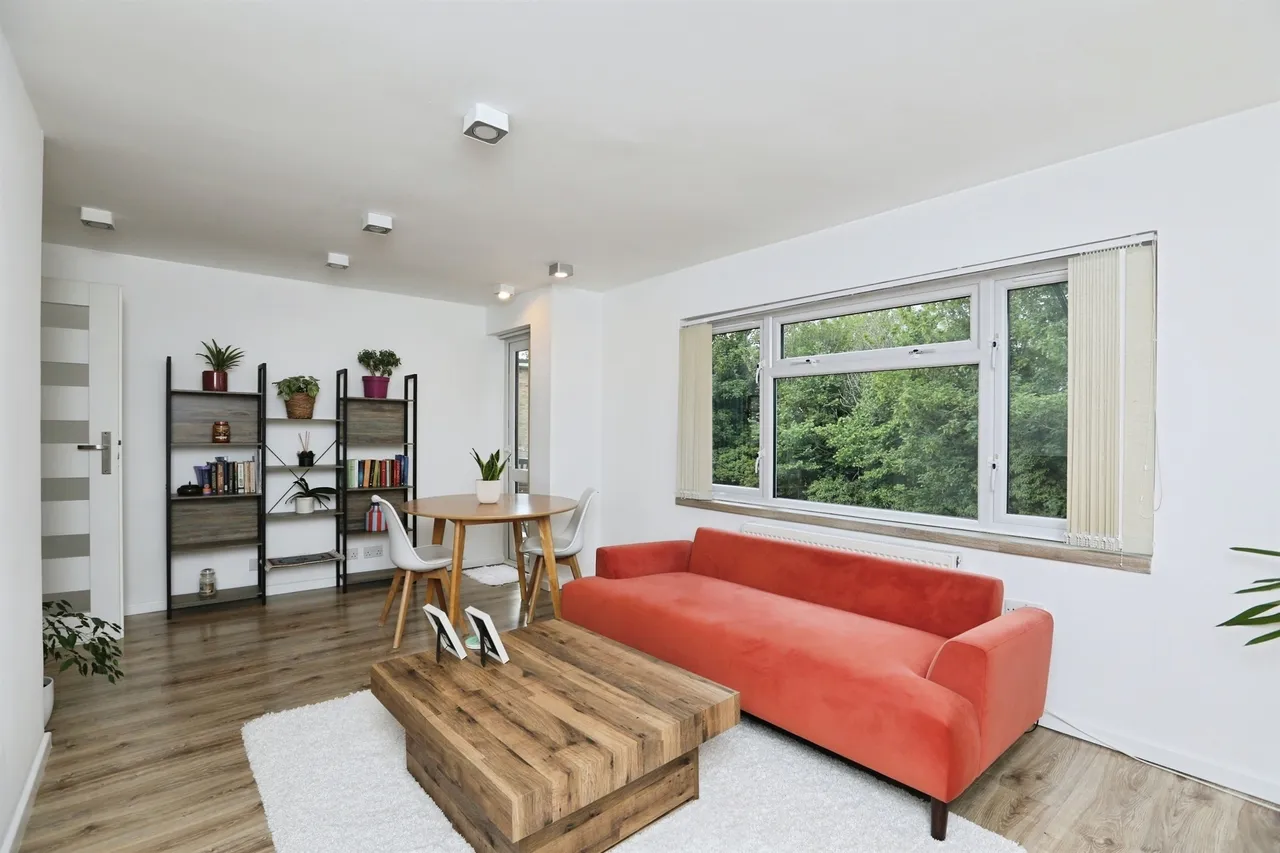 2 bed flat for sale — Shorts Way, Rochester