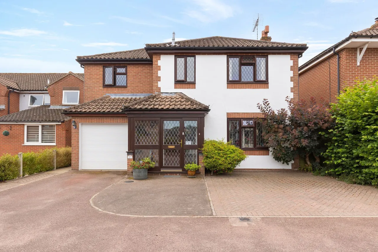 Family Home with Potential in Briston, photo 2