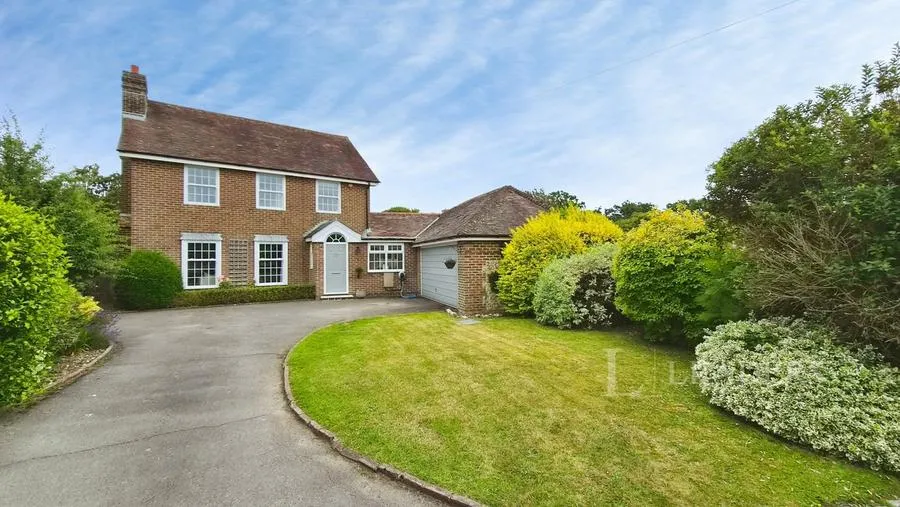 3 bed house for sale, Arundel Road, Fontwell, BN18