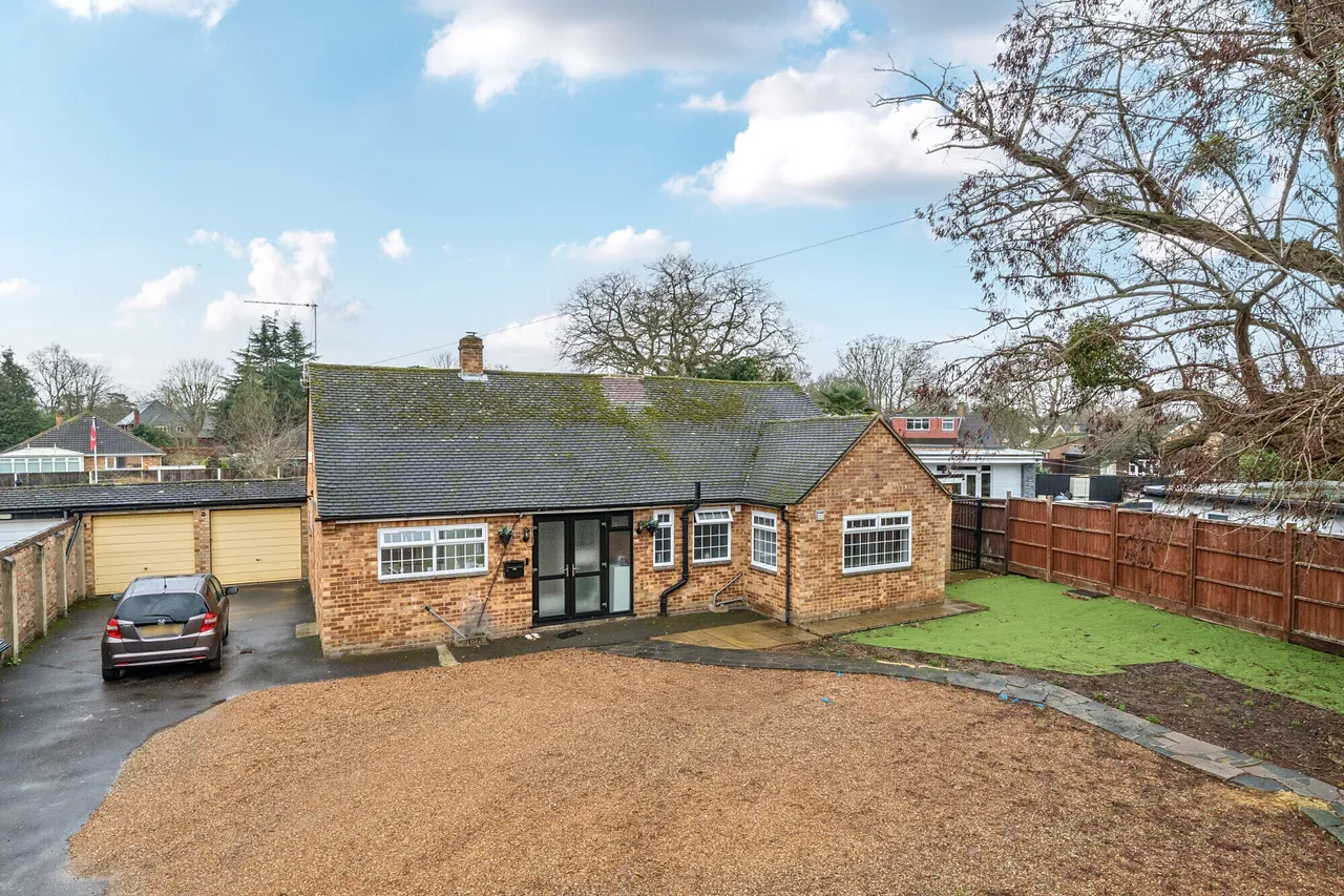 3 bed house for sale — Park Avenue, Wraysbury, TW19