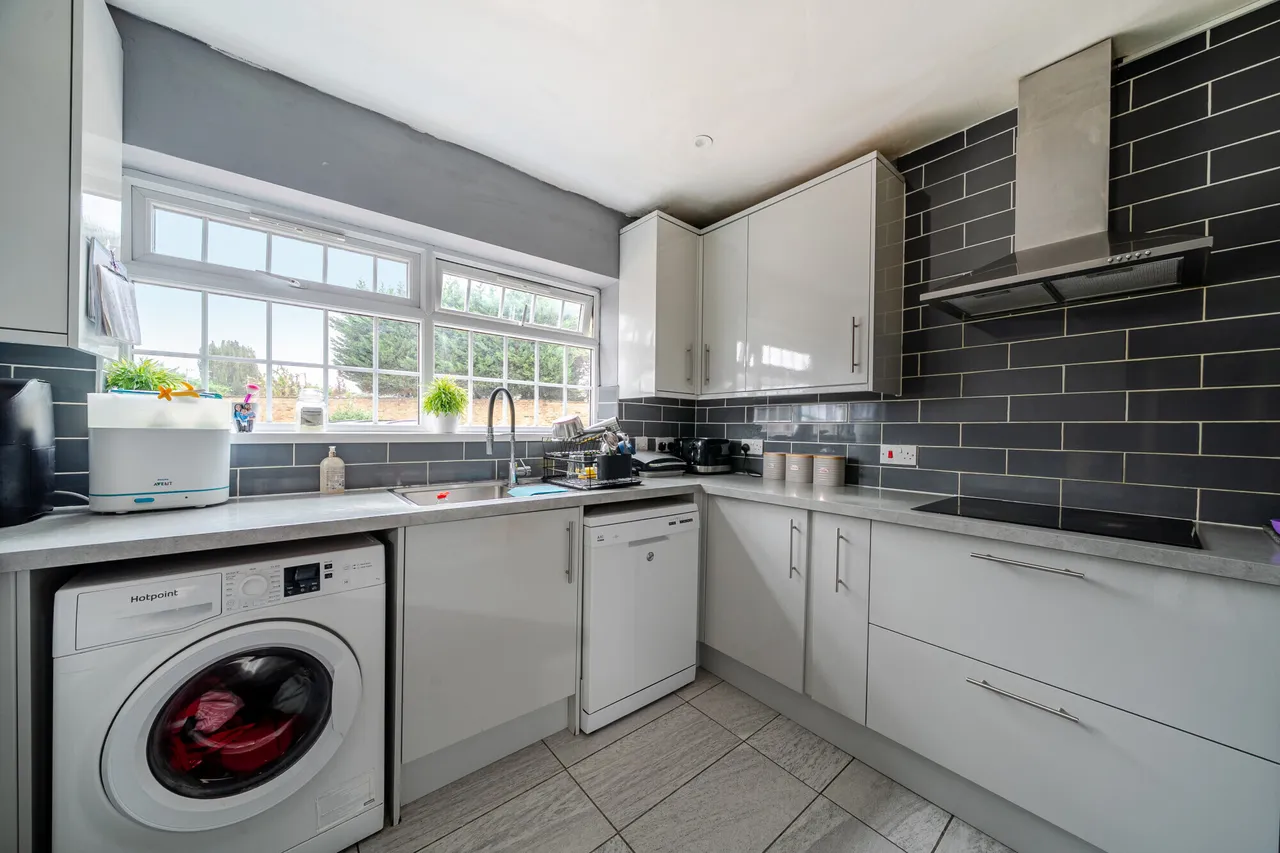 Park Avenue, Wraysbury, TW19, photo 4