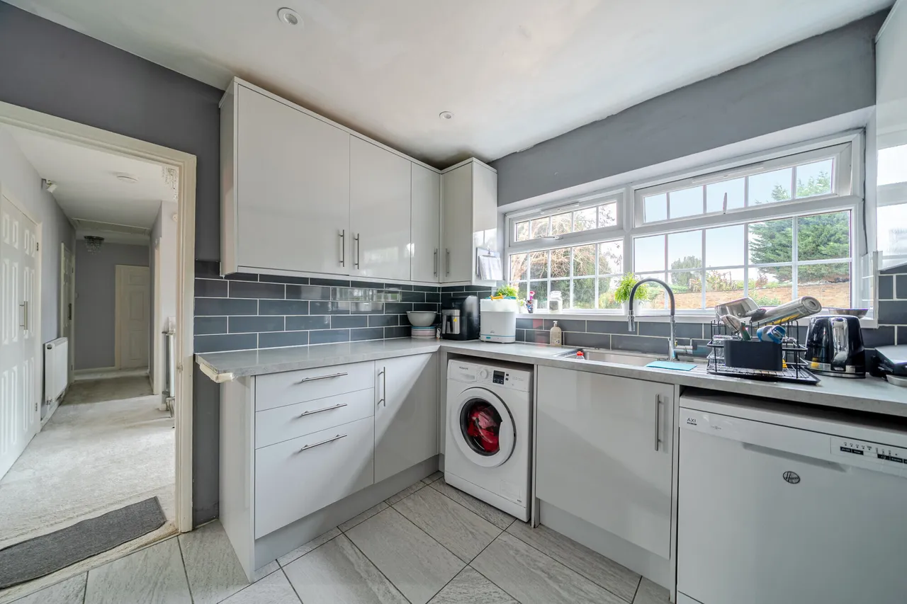 Park Avenue, Wraysbury, TW19, photo 8