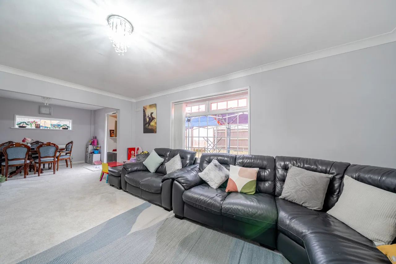 Park Avenue, Wraysbury, TW19, photo 3
