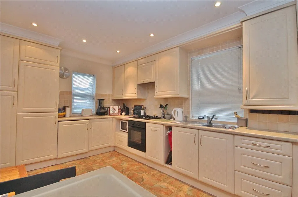 Richmond Crescent, Staines-upon-Thames, TW18, photo 2