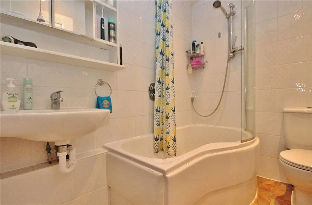 Richmond Crescent, Staines-upon-Thames, TW18, photo 6