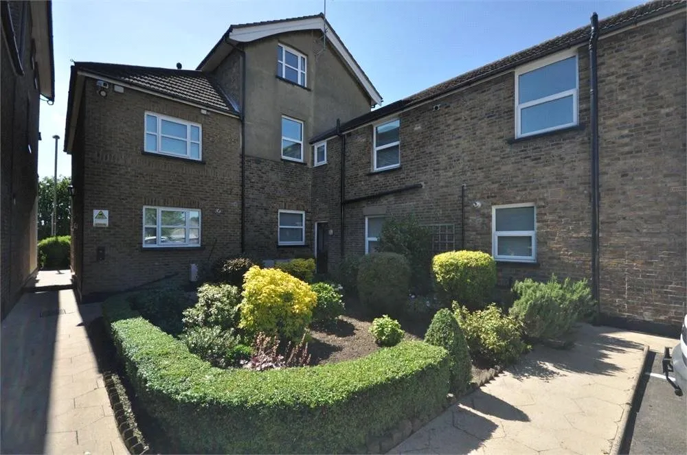 2 bed flat to rent, Richmond Crescent, Staines-upon-Thames, TW18