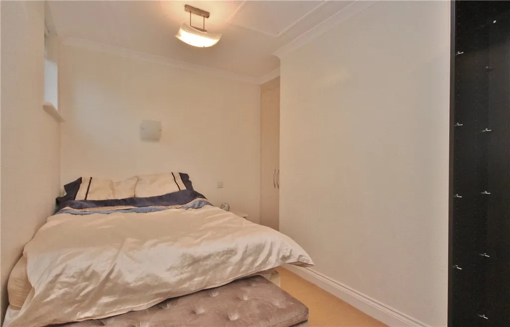 Richmond Crescent, Staines-upon-Thames, TW18, photo 4