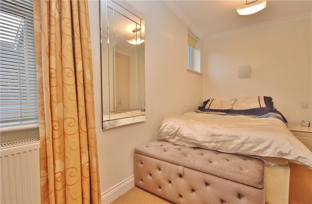 Richmond Crescent, Staines-upon-Thames, TW18, photo 7