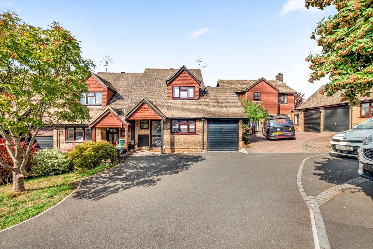 3 bed house for sale, Miller Road, Guildford, GU4