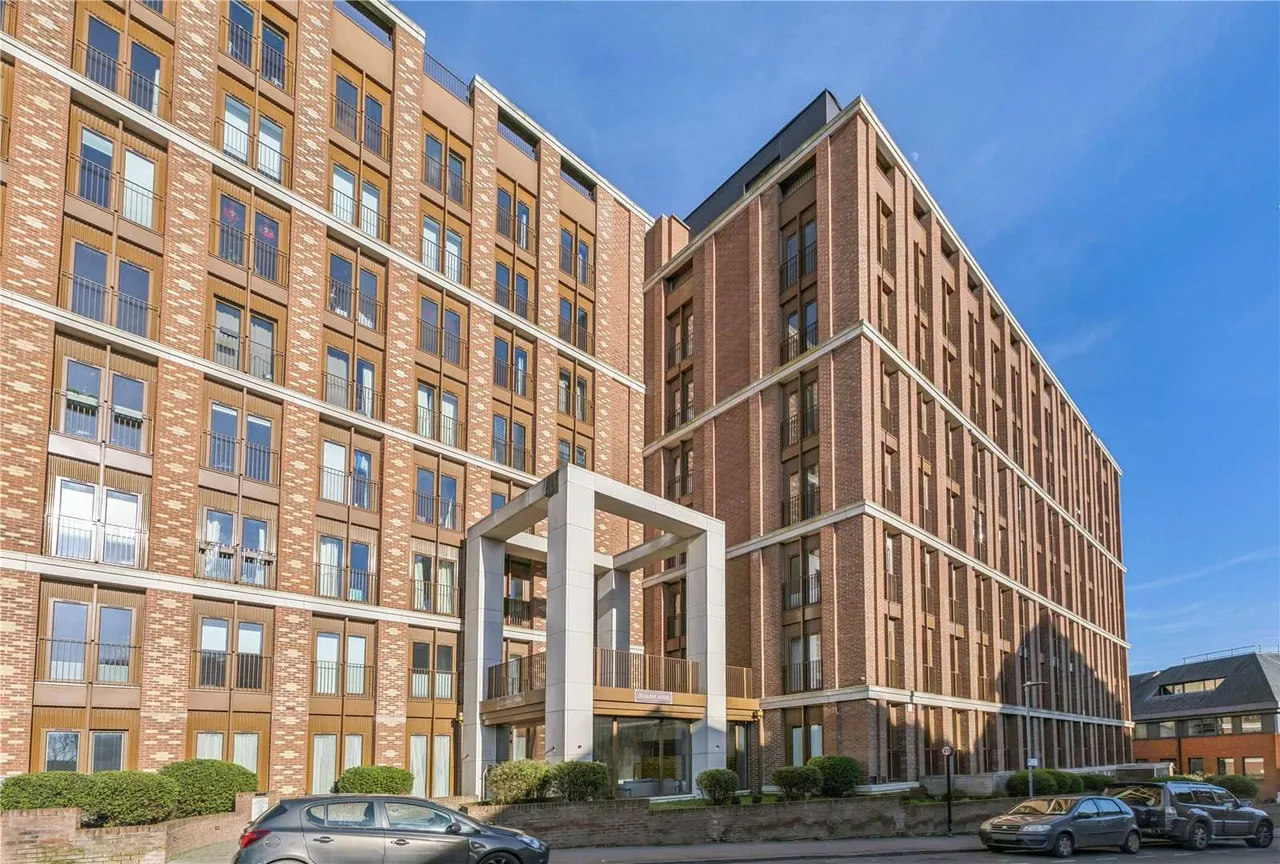 1 bed flat for sale — Ziggurat House, 25 Grosvenor Road, St. Albans, Hertfordshire, AL1 3UE